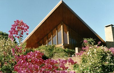 The piek of the roof faces North 